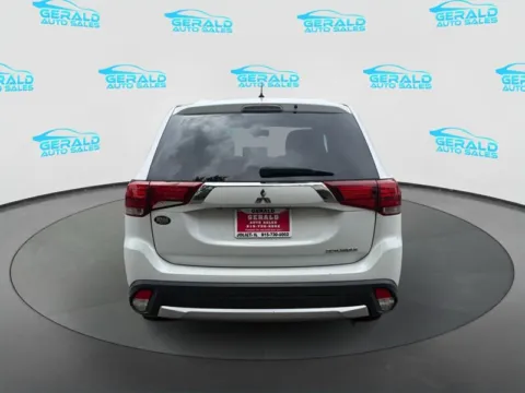 More photos of 2016 Mitsubishi Outlander ES at Gerald Auto Sales, IL