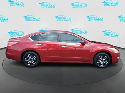 More photos of 2013 Nissan Altima 2.5 S at Gerald Auto Sales, IL