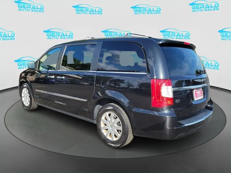 2016 Chrysler Town & Country Touring - Photo 8