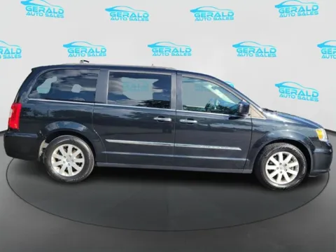 More photos of 2016 Chrysler Town and Country Touring at Gerald Auto Sales, IL