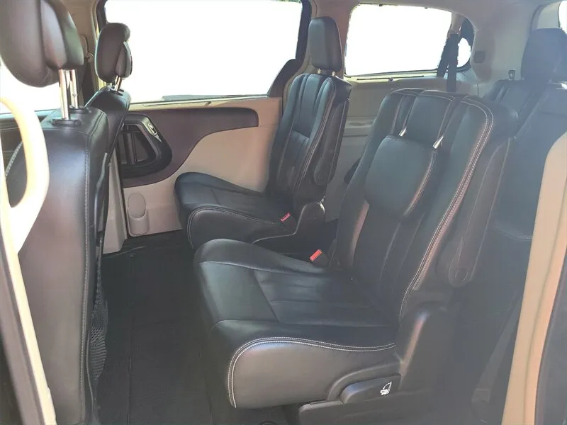 2016 Chrysler Town & Country Touring - Photo 11