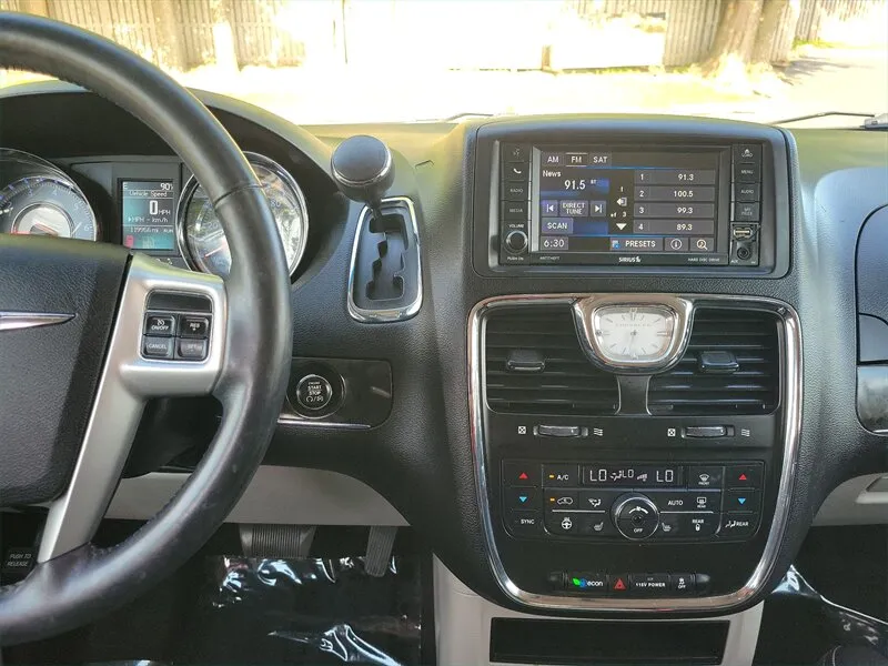 2016 Chrysler Town & Country Touring - Photo 13