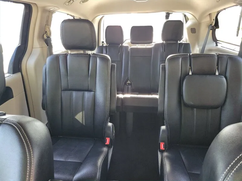 2016 Chrysler Town & Country Touring - Photo 14