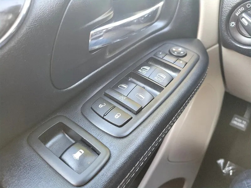 2016 Chrysler Town & Country Touring - Photo 29