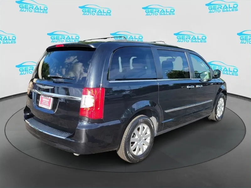 2016 Chrysler Town & Country Touring - Photo 7