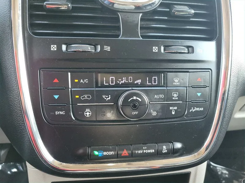 2016 Chrysler Town & Country Touring - Photo 25