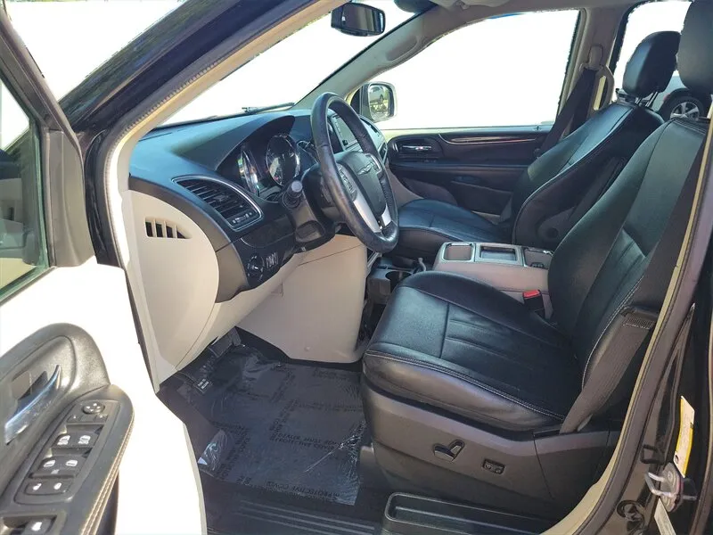 2016 Chrysler Town & Country Touring - Photo 10