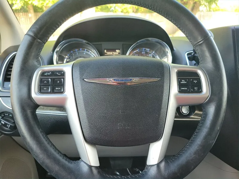 2016 Chrysler Town & Country Touring - Photo 16