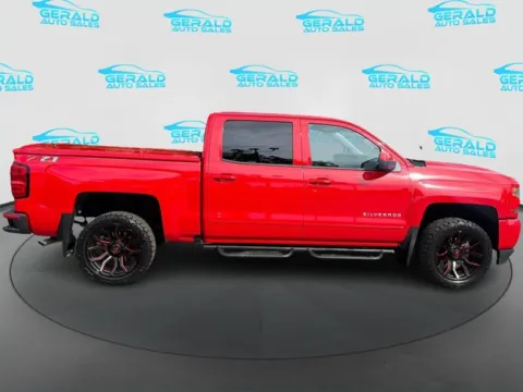 More photos of 2017 Chevrolet Silverado 1500 LT Z71 at Gerald Auto Sales, IL