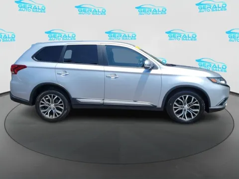 More photos of 2016 Mitsubishi Outlander SE at Gerald Auto Sales, IL