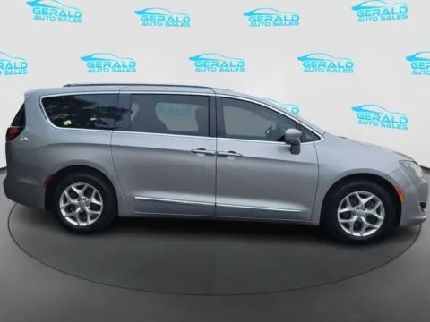More photos of 2017 Chrysler Pacifica Touring-L Plus at Gerald Auto Sales, IL