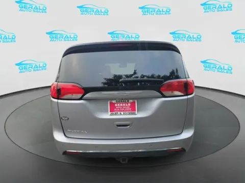 More photos of 2017 Chrysler Pacifica Touring-L Plus at Gerald Auto Sales, IL
