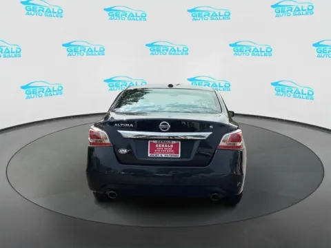 More photos of 2015 Nissan Altima 2.5 S at Gerald Auto Sales, IL