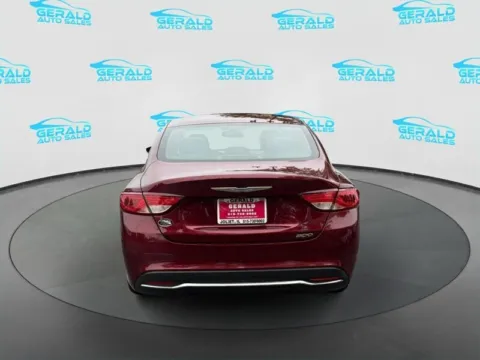 More photos of 2016 Chrysler 200 Limited at Gerald Auto Sales, IL
