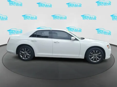 More photos of 2014 Chrysler 300 S at Gerald Auto Sales, IL