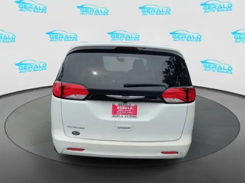 More photos of 2023 Chrysler Voyager LX at Gerald Auto Sales, IL