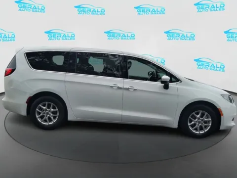 More photos of 2023 Chrysler Voyager LX at Gerald Auto Sales, IL
