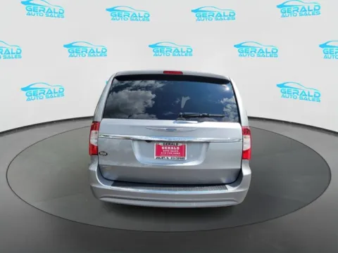 More photos of 2016 Chrysler Town and Country Touring at Gerald Auto Sales, IL