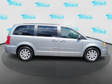 More photos of 2016 Chrysler Town and Country Touring at Gerald Auto Sales, IL