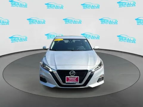 Photos of 2022 Nissan Altima 2.5 SV for sale in Joliet, IL at Gerald Auto Sales