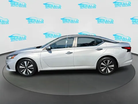 Another view of 2022 Nissan Altima 2.5 SV for sale in Joliet, IL at Gerald Auto Sales