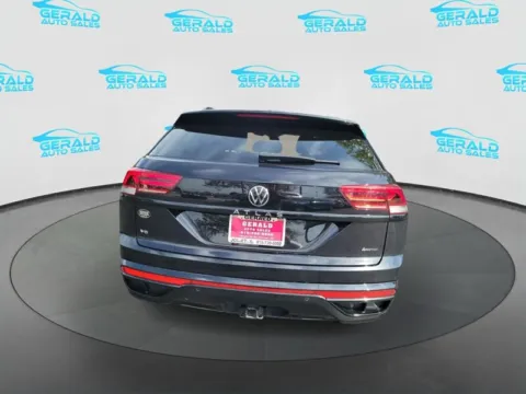More photos of 2023 Volkswagen Atlas Cross Sport V6 SEL R-Line Black at Gerald Auto Sales, IL
