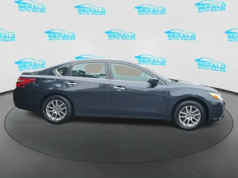 More photos of 2017 Nissan Altima 2.5 S at Gerald Auto Sales, IL