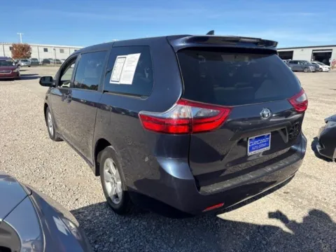 More photos of 2020 Toyota Sienna L at Sign It Drive It, TX