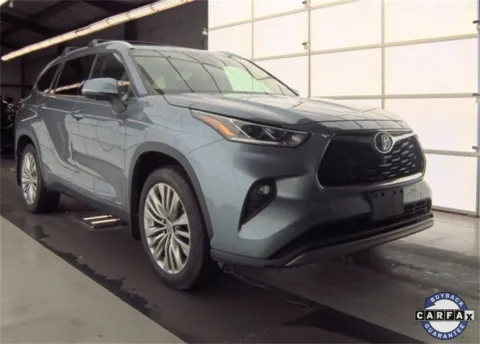 More photos of 2023 Toyota Highlander Hybrid Platinum at Sign It Drive It, TX