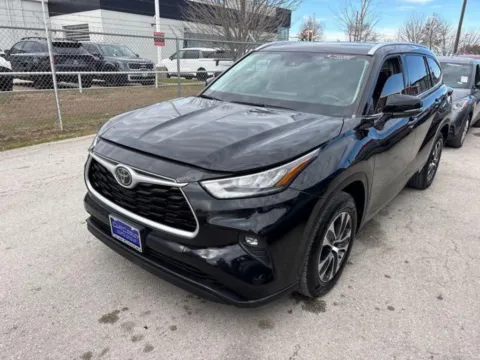 Another view of 2020 Toyota Highlander XLE for sale in Denton, TX at Sign It Drive It