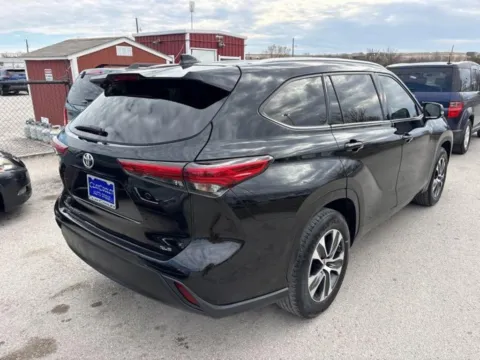 More photos of 2020 Toyota Highlander XLE at Sign It Drive It, TX