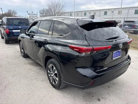 More photos of 2020 Toyota Highlander XLE at Sign It Drive It, TX