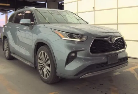 More photos of 2022 Toyota Highlander Platinum at Sign It Drive It, TX