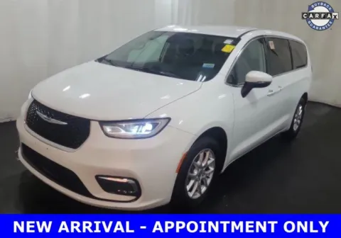 White 2023 Chrysler Pacifica Touring L for sale in Denton, TX