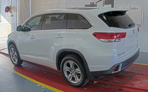 More photos of 2018 Toyota Highlander Limited at Sign It Drive It, TX