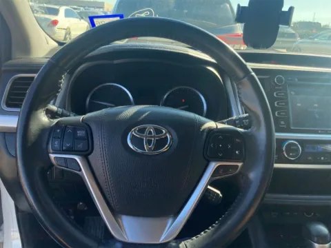 More photos of 2018 Toyota Highlander Limited at Sign It Drive It, TX