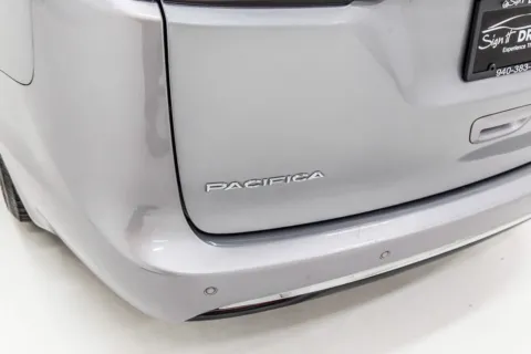 More photos of 2020 Chrysler Pacifica Touring L at Sign It Drive It, TX
