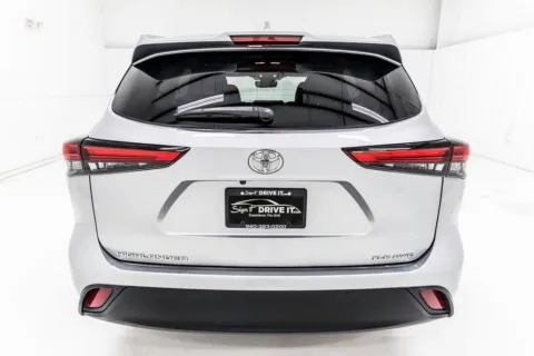 More photos of 2021 Toyota Highlander XLE at Sign It Drive It, TX
