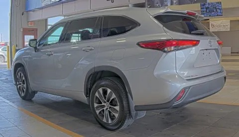 More photos of 2021 Toyota Highlander XLE at Sign It Drive It, TX