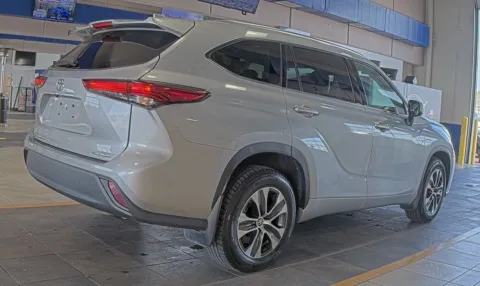 More photos of 2021 Toyota Highlander XLE at Sign It Drive It, TX