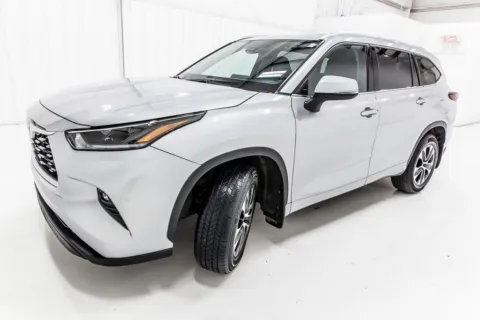 Silver 2021 Toyota Highlander XLE for sale in Denton, TX