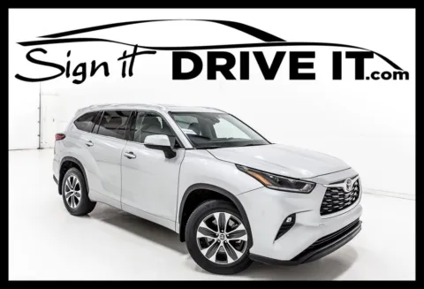 Silver 2021 Toyota Highlander XLE for sale in Denton, TX