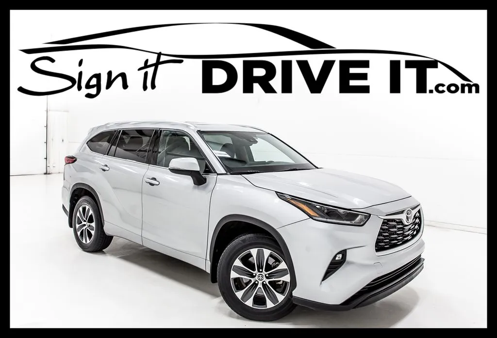 Silver 2021 Toyota Highlander XLE for sale in Denton, TX