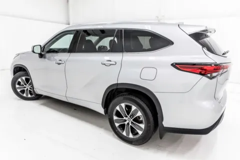 More photos of 2021 Toyota Highlander XLE at Sign It Drive It, TX