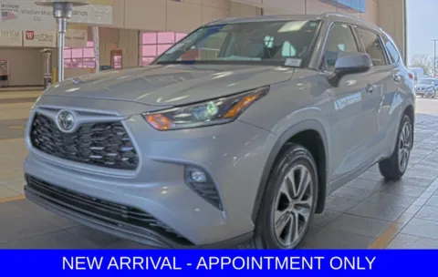 Silver 2021 Toyota Highlander XLE for sale in Denton, TX