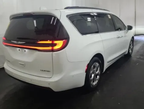 More photos of 2022 Chrysler Pacifica Limited at Sign It Drive It, TX