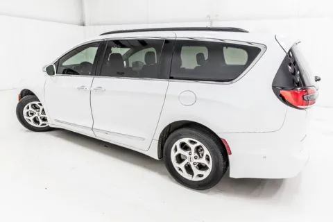 More photos of 2022 Chrysler Pacifica Limited at Sign It Drive It, TX