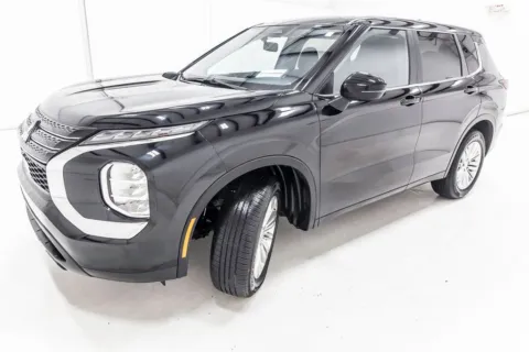 Photos of 2024 Mitsubishi Outlander ES for sale in Denton, TX at Sign It Drive It