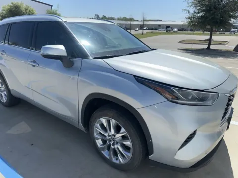 More photos of 2020 Toyota Highlander Limited at Sign It Drive It, TX
