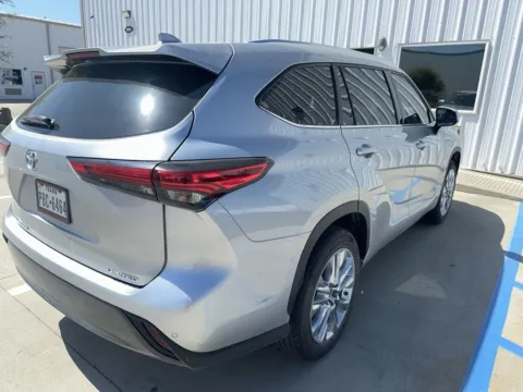 More photos of 2020 Toyota Highlander Limited at Sign It Drive It, TX